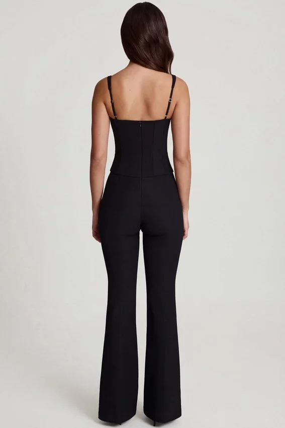 Elanie jumpsuit med rund halsringning och utsvängda ben i svart Elanie jumpsuit med rund halsringning och utsvängda ben i svart