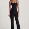 Elanie jumpsuit med rund halsringning och utsvängda ben i svart Elanie jumpsuit med rund halsringning och utsvängda ben i svart