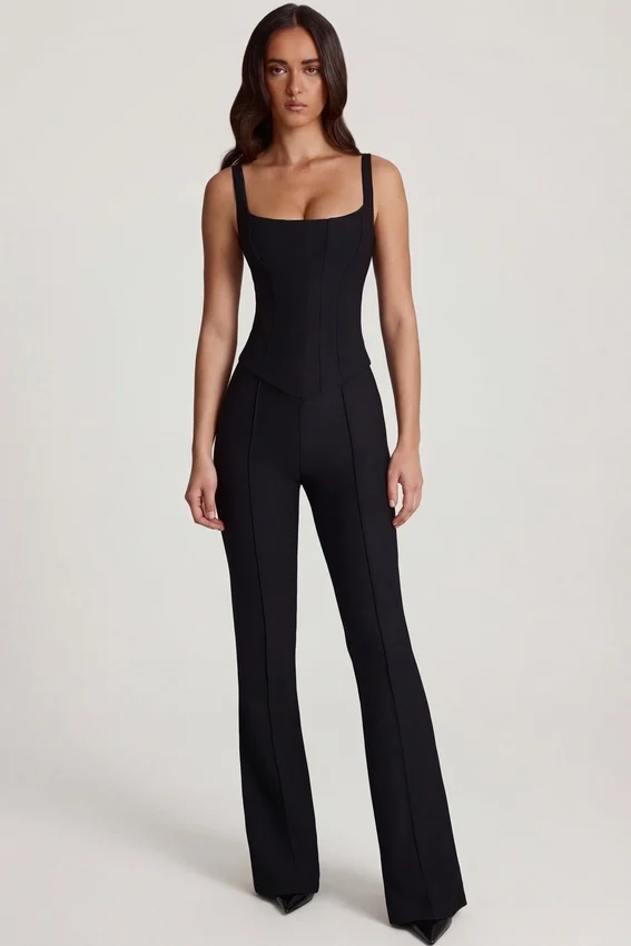 Elanie jumpsuit med rund halsringning och utsvängda ben i svart Elanie jumpsuit med rund halsringning och utsvängda ben i svart