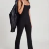 Elanie jumpsuit med rund halsringning och utsvängda ben i svart Elanie jumpsuit med rund halsringning och utsvängda ben i svart