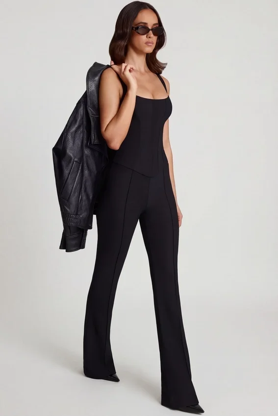 Elanie jumpsuit med rund halsringning och utsvängda ben i svart Elanie jumpsuit med rund halsringning och utsvängda ben i svart