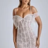 Eleonora genomskinlig spetsklänning i A-linje i ivory Eleonora genomskinlig spetsklänning i A-linje i ivory