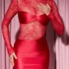 Eliette långärmad draperad bodycon-miniklänning med spetspaneler i rött Eliette långärmad draperad bodycon-miniklänning med spetspaneler i rött