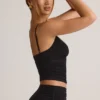 Elma Modal V-ringad rynkad camisole-toppar i svart Elma Modal V-ringad rynkad camisole-toppar i svart