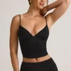 Elma Modal V-ringad rynkad camisole-toppar i svart Elma Modal V-ringad rynkad camisole-toppar i svart