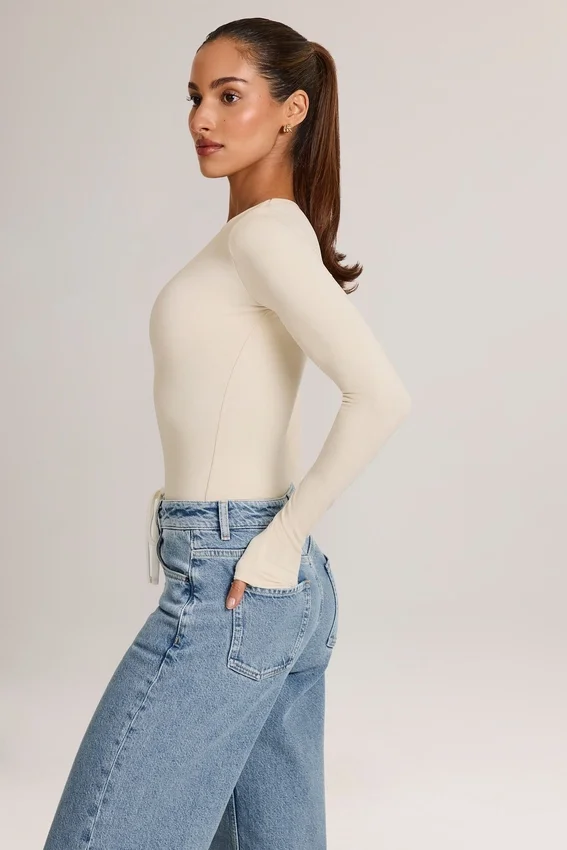 Elodie Modal Plunge långärmad bodys i ivory Elodie Modal Plunge långärmad bodys i ivory
