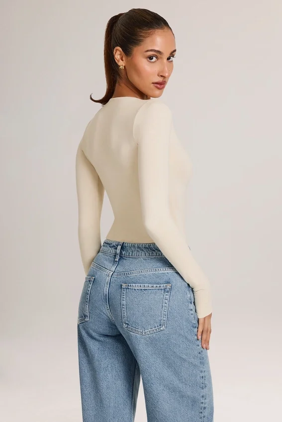Elodie Modal Plunge långärmad bodys i ivory Elodie Modal Plunge långärmad bodys i ivory