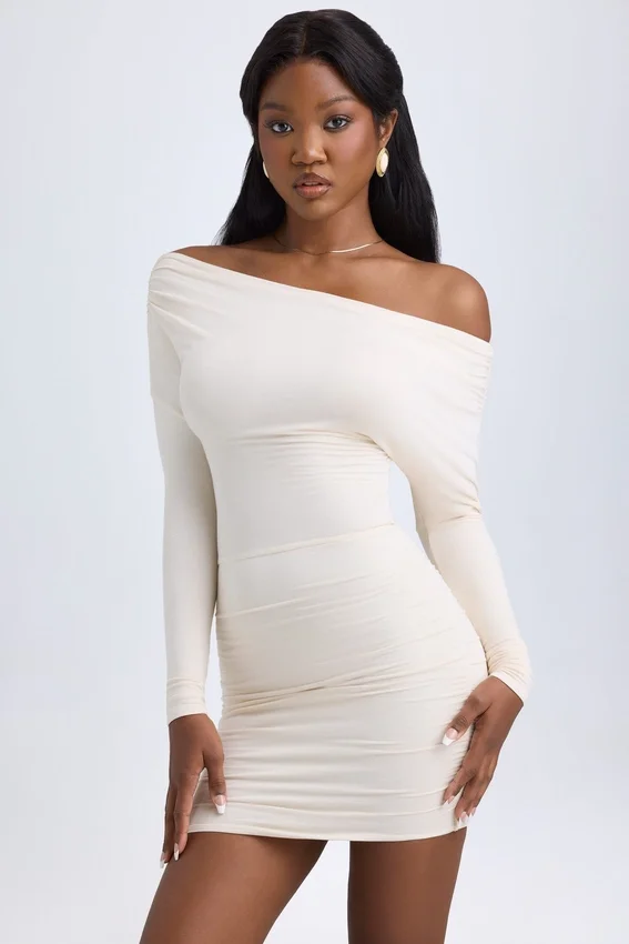 Elsa Modal Off-Shoulder Ruched Miniklänning i Ivory Elsa Modal Off-Shoulder Ruched Miniklänning i Ivory