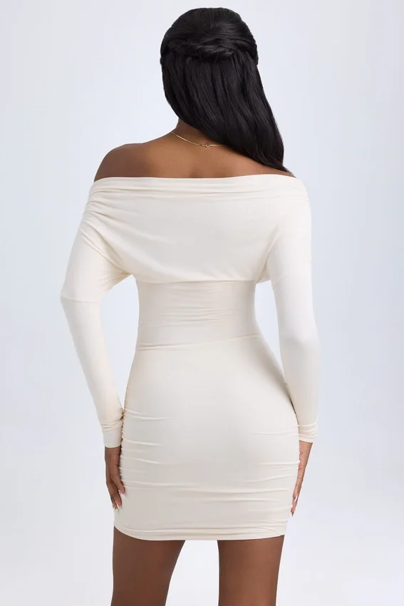 Elsa Modal Off-Shoulder Ruched Miniklänning i Ivory Elsa Modal Off-Shoulder Ruched Miniklänning i Ivory