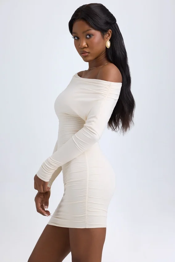 Elsa Modal Off-Shoulder Ruched Miniklänning i Ivory Elsa Modal Off-Shoulder Ruched Miniklänning i Ivory