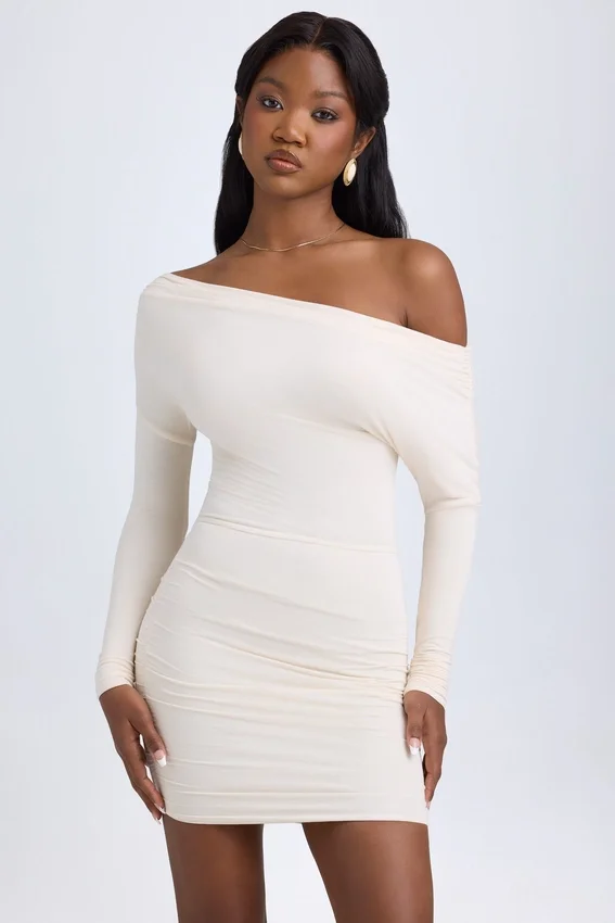 Elsa Modal Off-Shoulder Ruched Miniklänning i Ivory Elsa Modal Off-Shoulder Ruched Miniklänning i Ivory