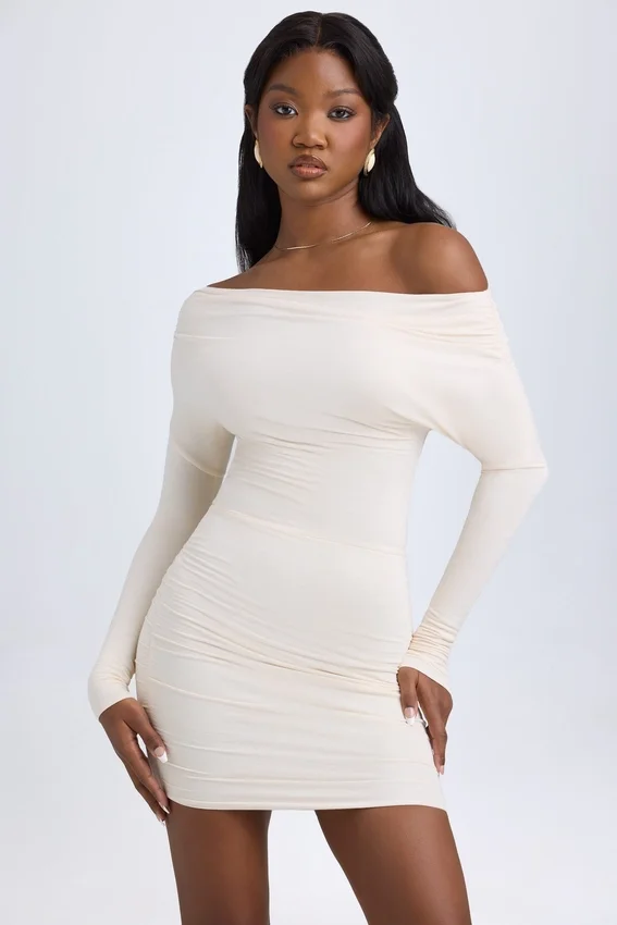 Elsa Modal Off-Shoulder Ruched Miniklänning i Ivory Elsa Modal Off-Shoulder Ruched Miniklänning i Ivory