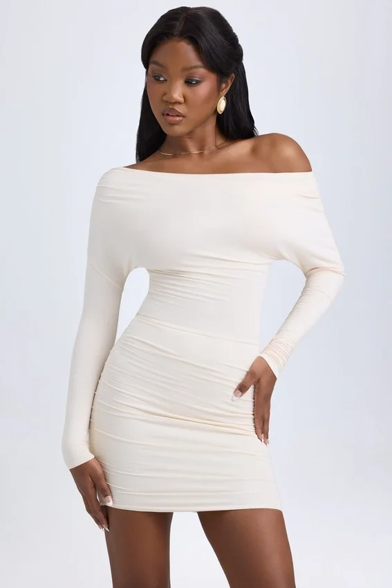 Elsa Modal Off-Shoulder Ruched Miniklänning i Ivory Elsa Modal Off-Shoulder Ruched Miniklänning i Ivory