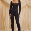 Elvina Petite jumpsuit i slinky jersey med cowl-neck i svart Elvina Petite jumpsuit i slinky jersey med cowl-neck i svart