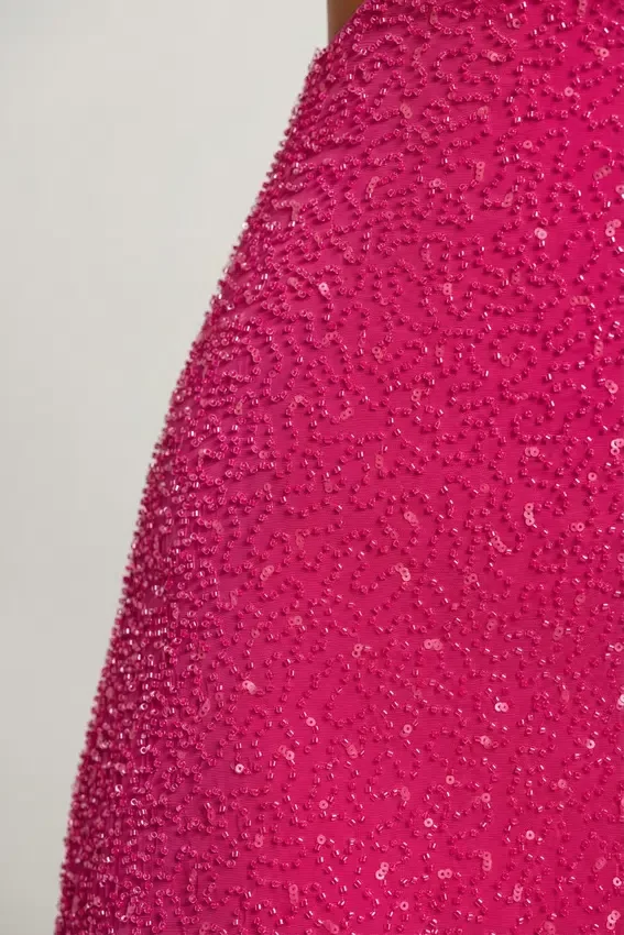 Emilion miniklänning med utskärningar och dekorationer i fuchsia Emilion miniklänning med utskärningar och dekorationer i fuchsia
