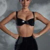 Enchant Me Vinyl Curved Cup Bra i svart Enchant Me Vinyl Curved Cup Bra i svart