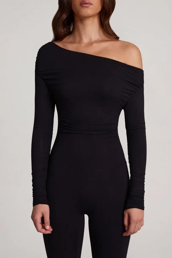 Erisen Modal Off-Shoulder Long-Sleeve Jumpsuit i svart Erisen Modal Off-Shoulder Long-Sleeve Jumpsuit i svart
