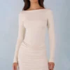 Eska Modal draperad miniklänning med båthals och långa ärmar i ivory Eska Modal draperad miniklänning med båthals och långa ärmar i ivory