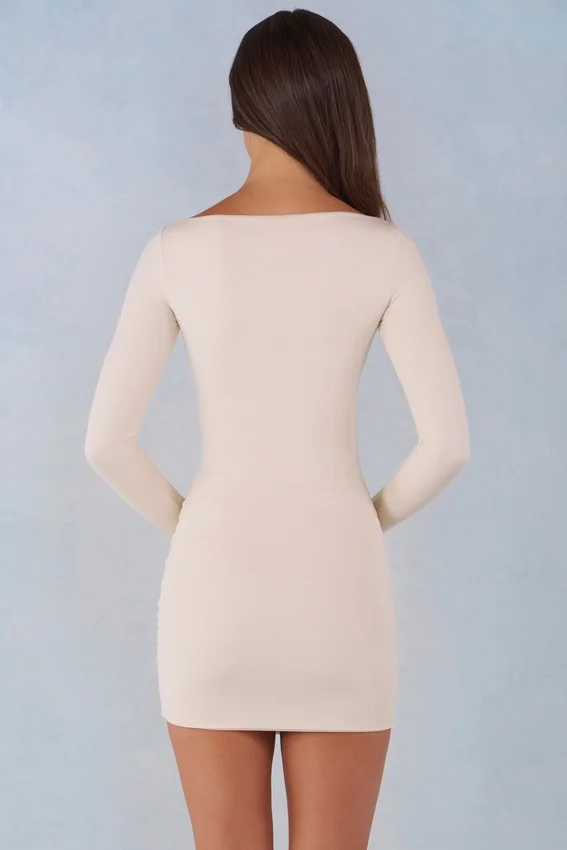 Eska Modal draperad miniklänning med båthals och långa ärmar i ivory Eska Modal draperad miniklänning med båthals och långa ärmar i ivory