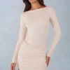 Eska Modal draperad miniklänning med båthals och långa ärmar i ivory Eska Modal draperad miniklänning med båthals och långa ärmar i ivory