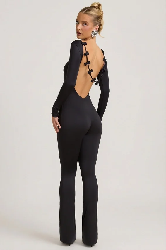Eulalie Slinky Jersey Jumpsuit med rosettdetalj i svart Eulalie Slinky Jersey Jumpsuit med rosettdetalj i svart