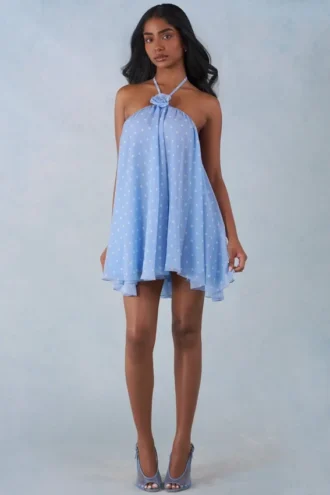 Evania halterneck babydoll-miniklänning i blått prickmönster Evania halterneck babydoll-miniklänning i blått prickmönster