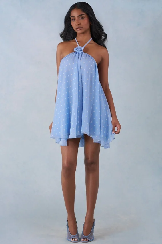 Evania halterneck babydoll-miniklänning i blått prickmönster Evania halterneck babydoll-miniklänning i blått prickmönster