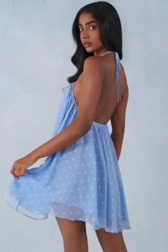 Evania halterneck babydoll-miniklänning i blått prickmönster Evania halterneck babydoll-miniklänning i blått prickmönster