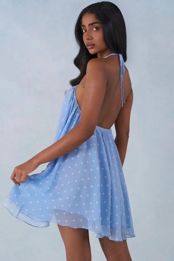 Evania halterneck babydoll-miniklänning i blått prickmönster Evania halterneck babydoll-miniklänning i blått prickmönster