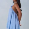 Evania halterneck babydoll-miniklänning i blått prickmönster Evania halterneck babydoll-miniklänning i blått prickmönster