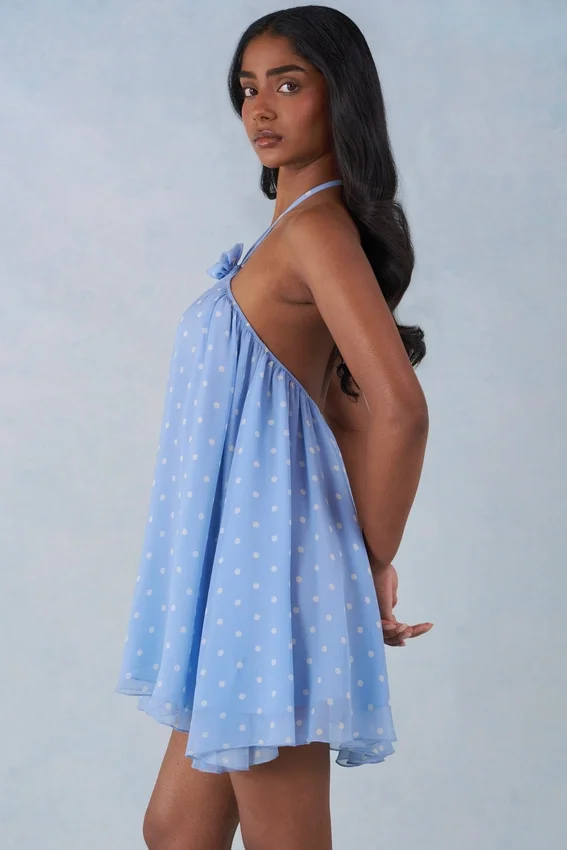Evania halterneck babydoll-miniklänning i blått prickmönster Evania halterneck babydoll-miniklänning i blått prickmönster