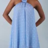 Evania halterneck babydoll-miniklänning i blått prickmönster Evania halterneck babydoll-miniklänning i blått prickmönster