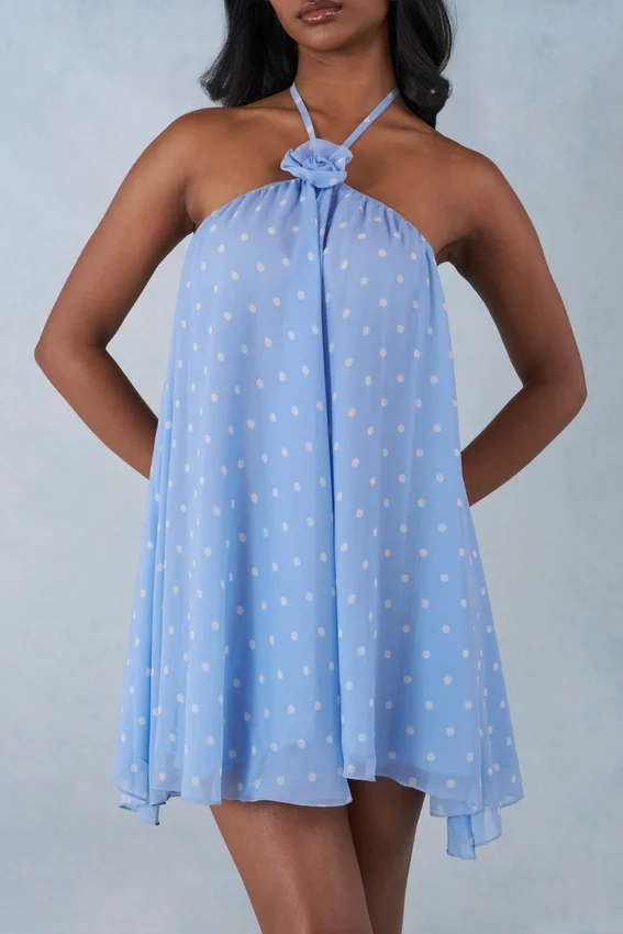 Evania halterneck babydoll-miniklänning i blått prickmönster Evania halterneck babydoll-miniklänning i blått prickmönster