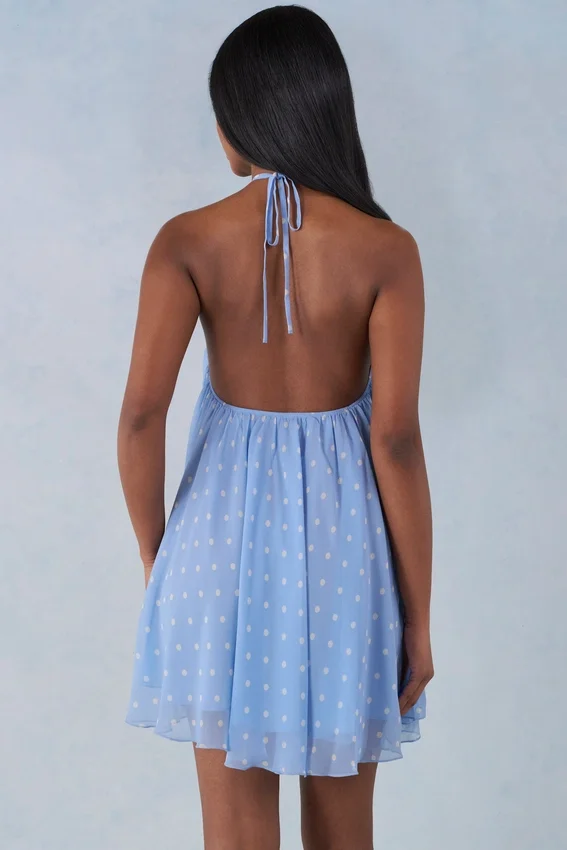 Evania halterneck babydoll-miniklänning i blått prickmönster Evania halterneck babydoll-miniklänning i blått prickmönster