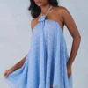 Evania halterneck babydoll-miniklänning i blått prickmönster Evania halterneck babydoll-miniklänning i blått prickmönster