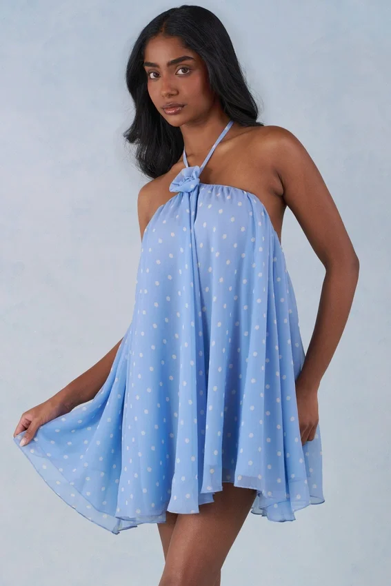Evania halterneck babydoll-miniklänning i blått prickmönster Evania halterneck babydoll-miniklänning i blått prickmönster