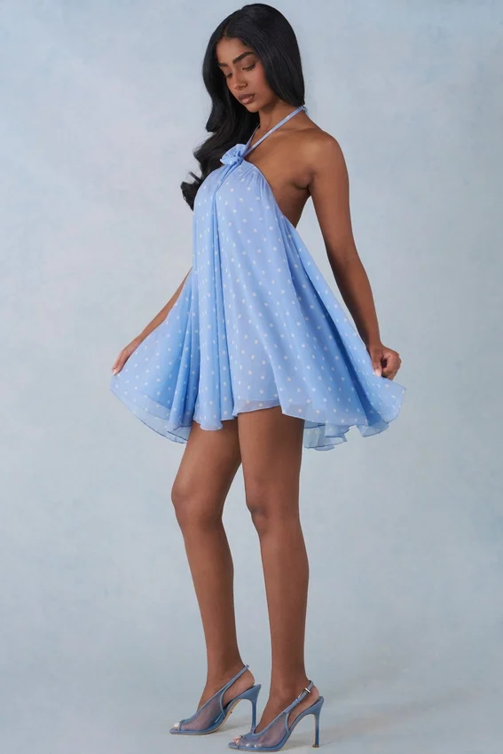 Evania halterneck babydoll-miniklänning i blått prickmönster Evania halterneck babydoll-miniklänning i blått prickmönster