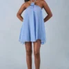 Evania halterneck babydoll-miniklänning i blått prickmönster Evania halterneck babydoll-miniklänning i blått prickmönster