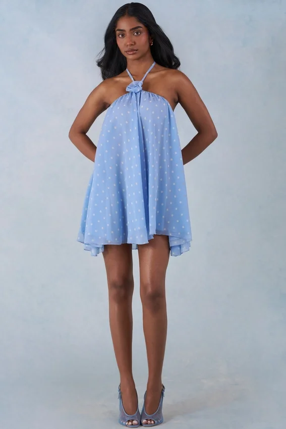 Evania halterneck babydoll-miniklänning i blått prickmönster Evania halterneck babydoll-miniklänning i blått prickmönster