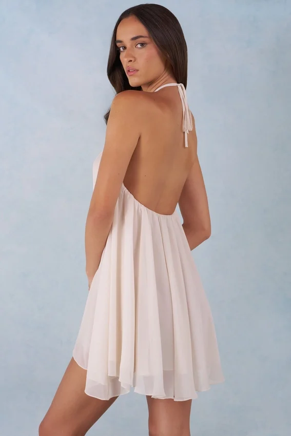 Evania halterneck babydoll-miniklänning i elfenben Evania halterneck babydoll-miniklänning i elfenben