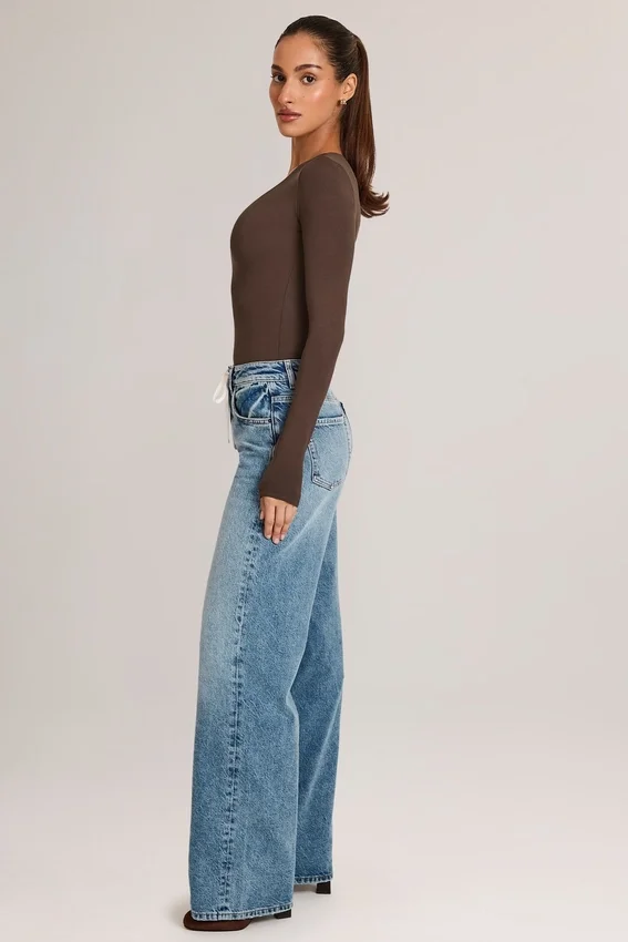 Faedra-jeans med dragsko och raka ben i mellantvätt Faedra-jeans med dragsko och raka ben i mellantvätt