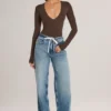 Faedra-jeans med dragsko och raka ben i mellantvätt Faedra-jeans med dragsko och raka ben i mellantvätt