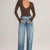 Faedra-jeans med dragsko och raka ben i mellantvätt Faedra-jeans med dragsko och raka ben i mellantvätt