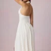 Farrah Modal Broderie Anglaise halterneck-klänning i midilängd i vitt Farrah Modal Broderie Anglaise halterneck-klänning i midilängd i vitt