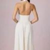 Farrah Modal Broderie Anglaise halterneck-klänning i midilängd i vitt Farrah Modal Broderie Anglaise halterneck-klänning i midilängd i vitt