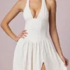 Farrah Modal Broderie Anglaise halterneck-klänning i midilängd i vitt Farrah Modal Broderie Anglaise halterneck-klänning i midilängd i vitt