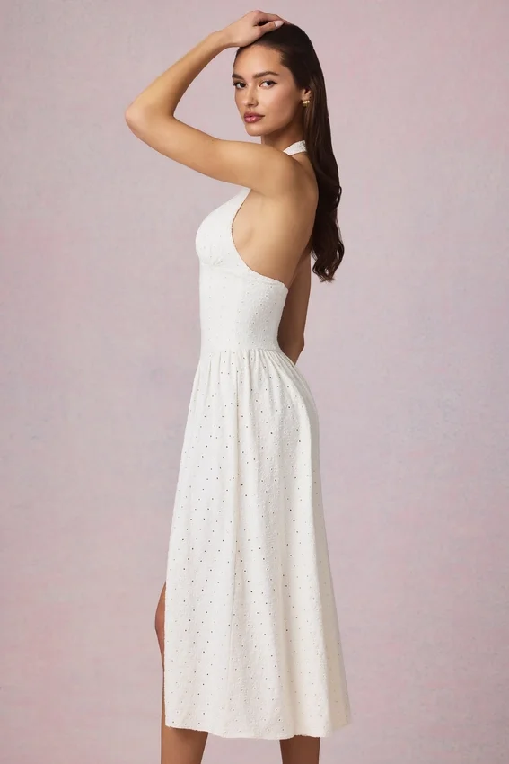 Farrah Modal Broderie Anglaise halterneck-klänning i midilängd i vitt Farrah Modal Broderie Anglaise halterneck-klänning i midilängd i vitt
