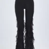 Felicity byxor med volanger, medellåg midja och utsvängda ben i svart Felicity byxor med volanger, medellåg midja och utsvängda ben i svart