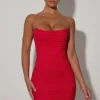 Femi rynkad rygglös bodycon-miniklänning i rött Femi rynkad rygglös bodycon-miniklänning i rött
