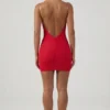 Femi rynkad rygglös bodycon-miniklänning i rött Femi rynkad rygglös bodycon-miniklänning i rött